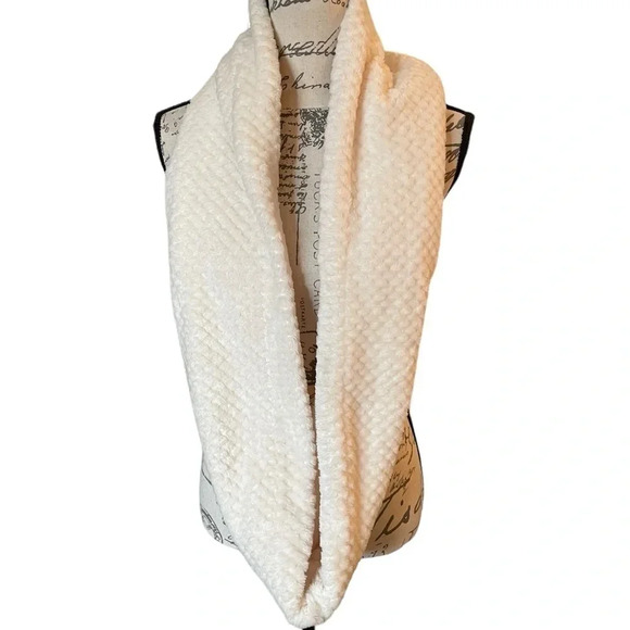 Calvin Klein ivory Infinity Loop scarf NWT - Picture 1 of 8